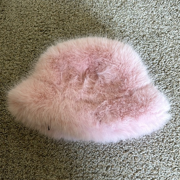 Fur hat - Picture 3 of 3
